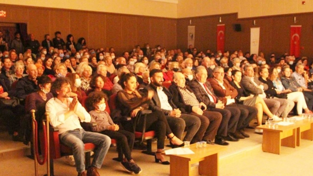 Didim Umut Tiyatrosu “Manzaralar” oyunuyla beğeni topladı