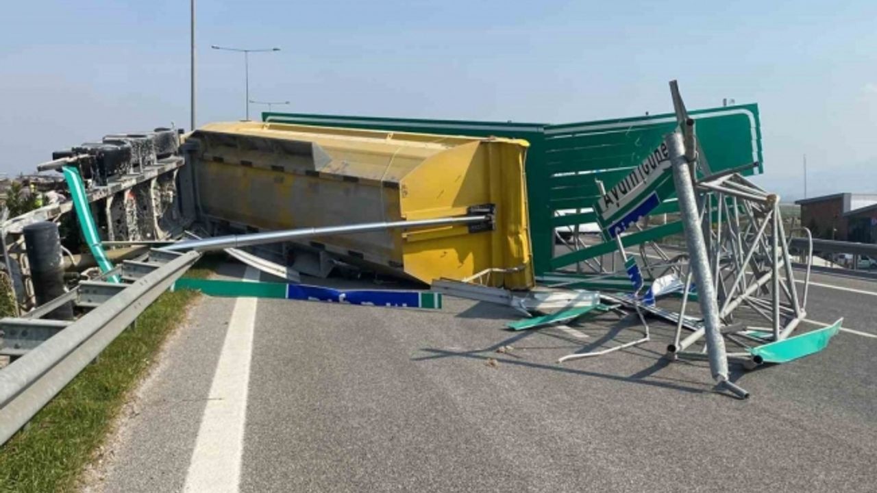 Seyir halinde dorsesi açılan kamyon ortalığı savaş alanına çevirdi