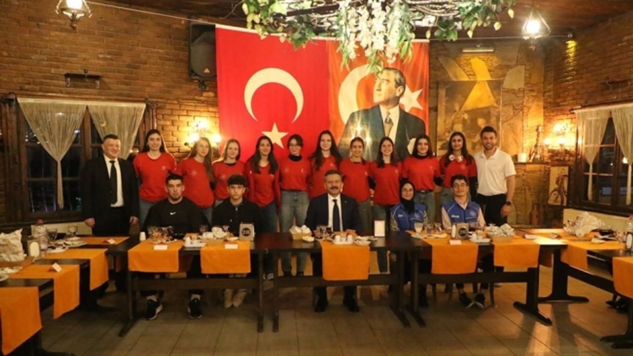 Vali Aksoy misafir sporcular ve gönüllü gençler ile iftarda buluştu