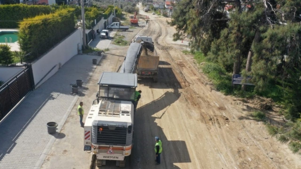 Aydın Büyükşehir Belediyesi Kuşadası’nda yol yapım çalışmalarına devam ediyor
