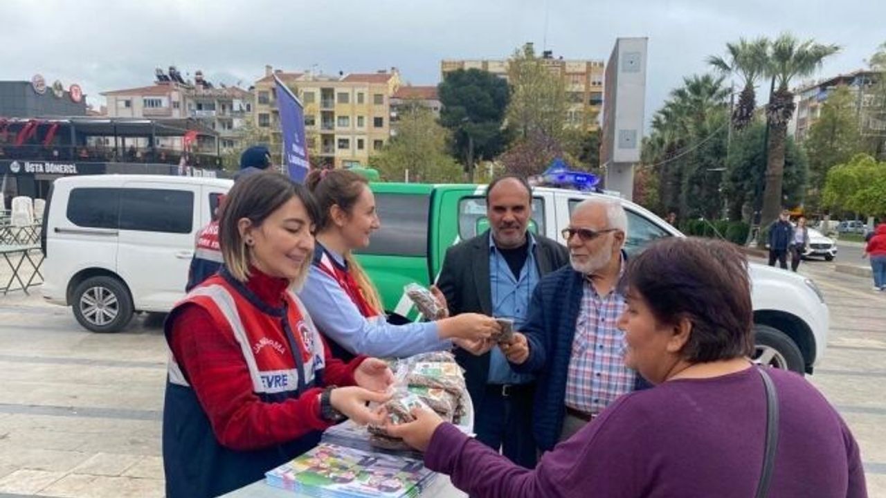 Jandarma ve polis sokak hayvanları için ücretsiz mama dağıttı