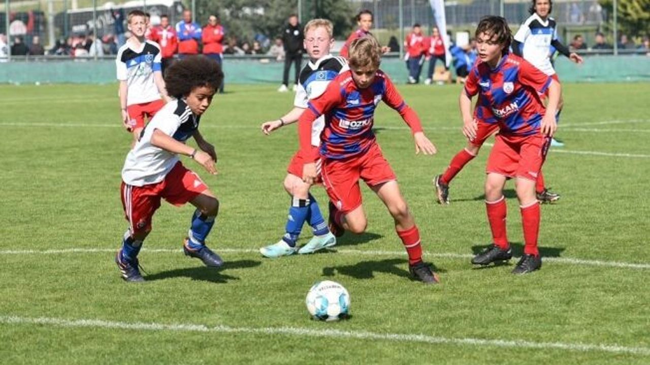 U12 İzmir Cup, tüm hızıyla devam ediyor