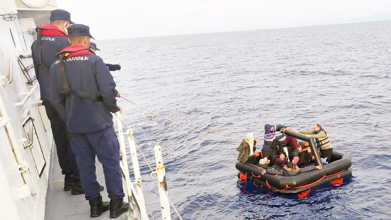 Yunanlıların geri ittiği 19 düzensiz göçmen kurtarıldı
