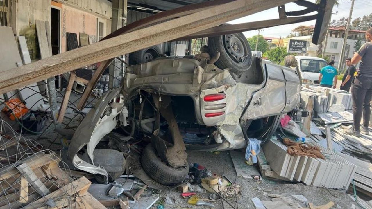 Fethiye’de otomobil mermer dükkanına daldı: 1 yaralı