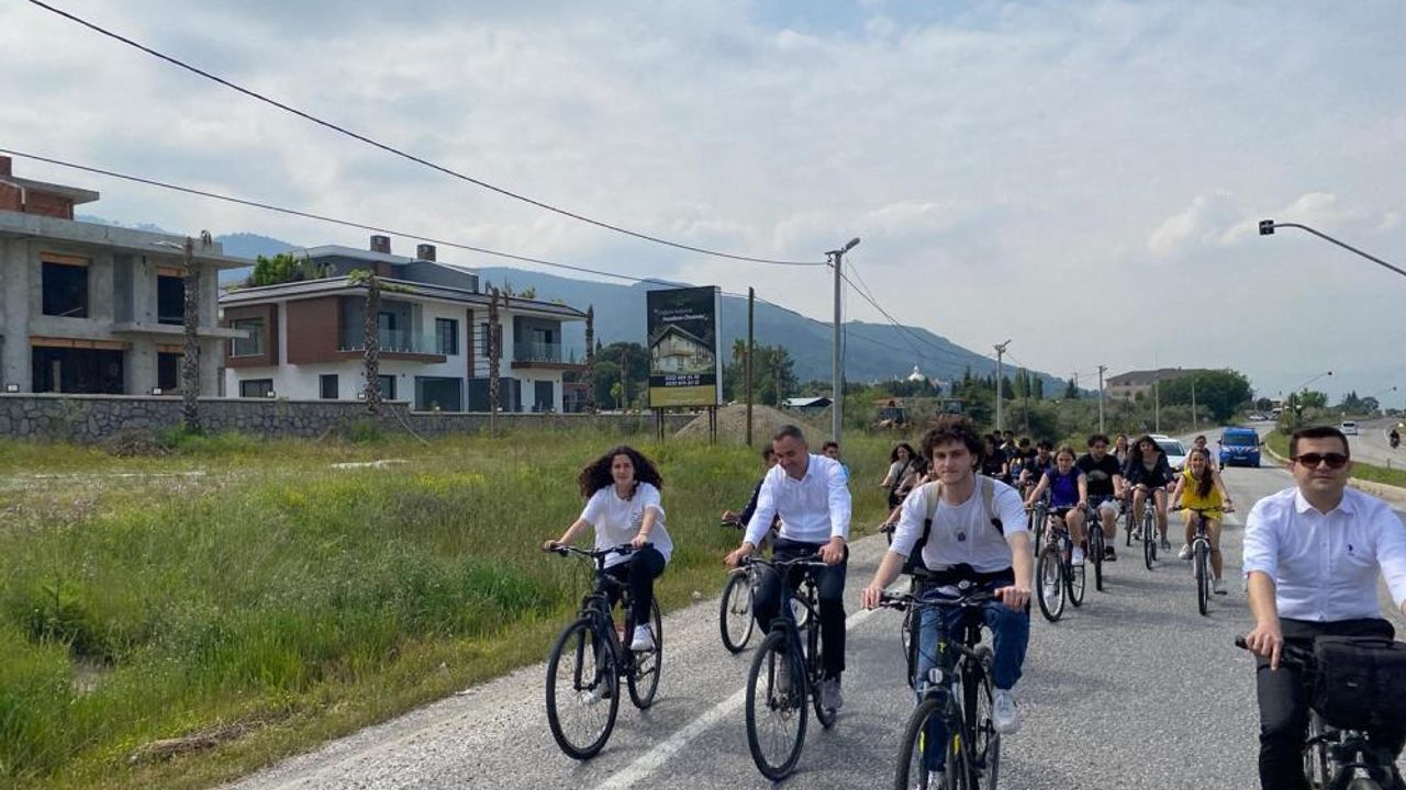 Avrupalı öğrenciler Kemalpaşa’da bisiklet turuna katıldı