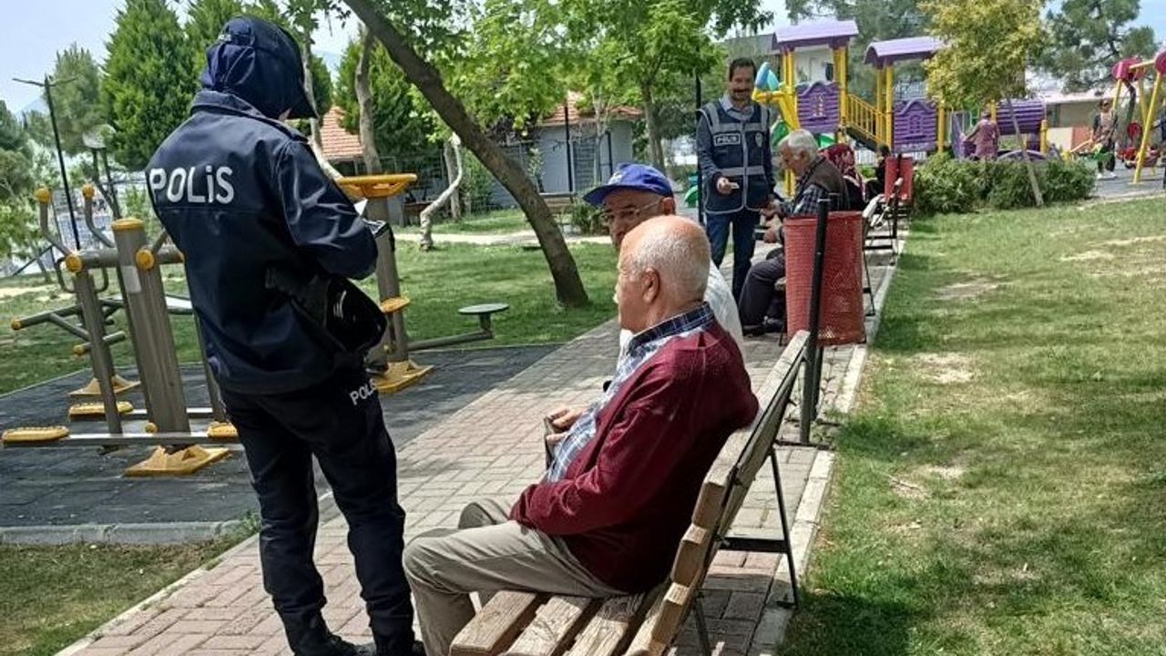 İzmir polisinin okul çevrelerindeki denetimleri sürüyor
