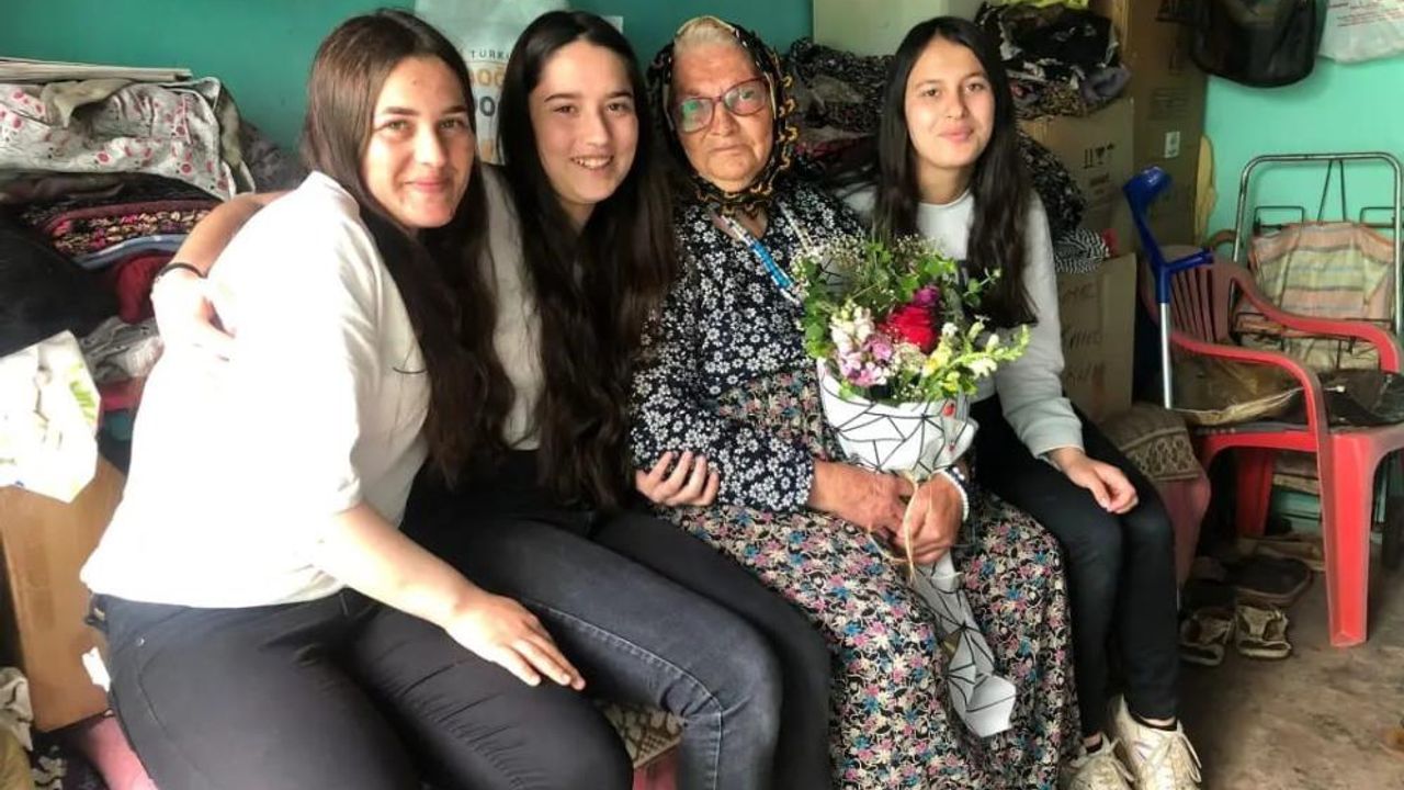 Karacasu’da öğrenciler yaşlıları yalnız bırakmıyor