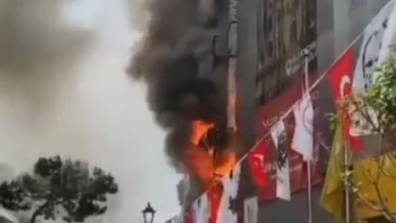 İzmir’de bir lokanta alev alev yandı