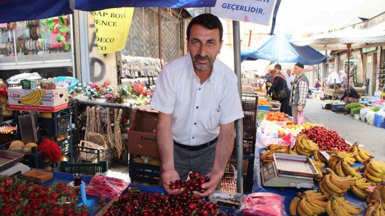 Aydın’da pazar tezgahları kırmızıya boyandı