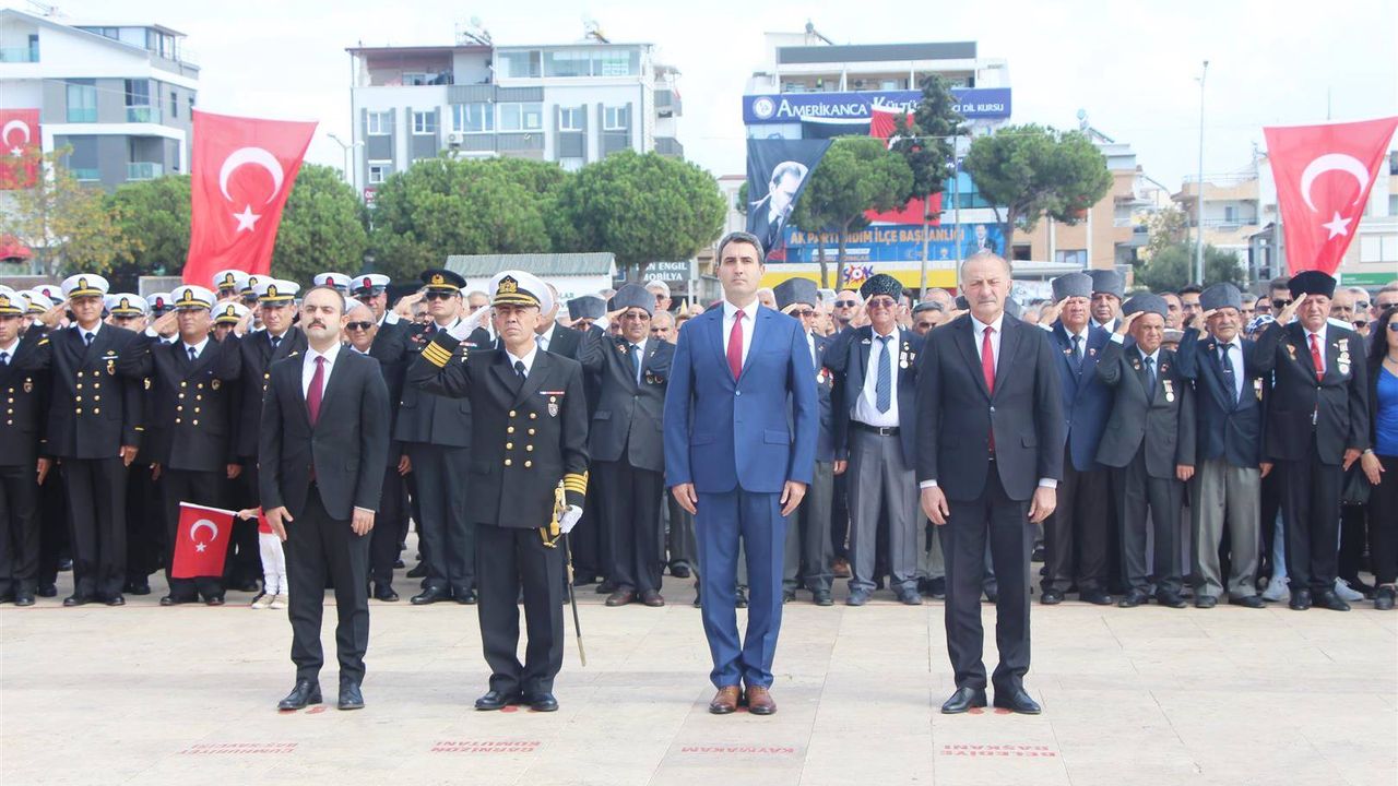 Didim’de 29 Ekim Cumhuriyet Bayramı çelenk töreni ile kutlandı