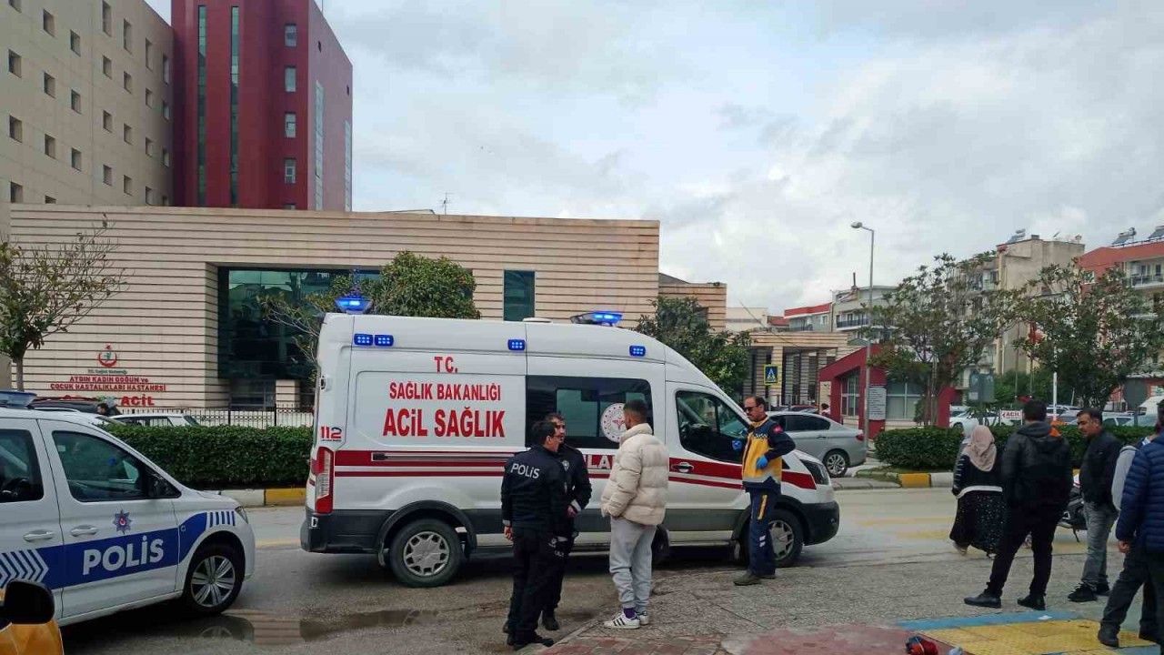 Yolda fenalaşan genç kız ambulansla hastaneye kaldırıldı