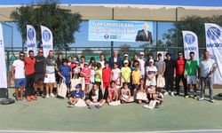 Başkan Atabay’dan genç tenisçilere hediye 