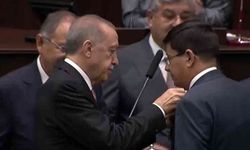 İYİ Parti’den AK Parti’ye geçen Özcan’a rozetini Cumhurbaşkanı Erdoğan taktı