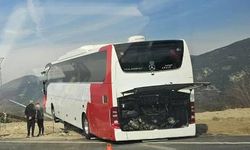 Yola düşen aydınlatma direğine çarpan otobüs kaza yaptı: 2 ölü