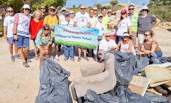 “Plogging in Didim” grubu üyelerinden sahil temizliği