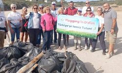 “Plogging in Didim” grubu üyelerinden sahil temizliği