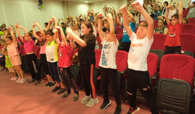 Kuyucaklı çocuklar doyasıya eğlendi