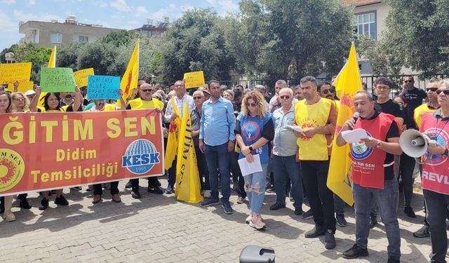 Öğretmenler şiddete karşı iş bırakıp İlçe Milli Eğitim Müdürlüğü önünde açıklama yaptı