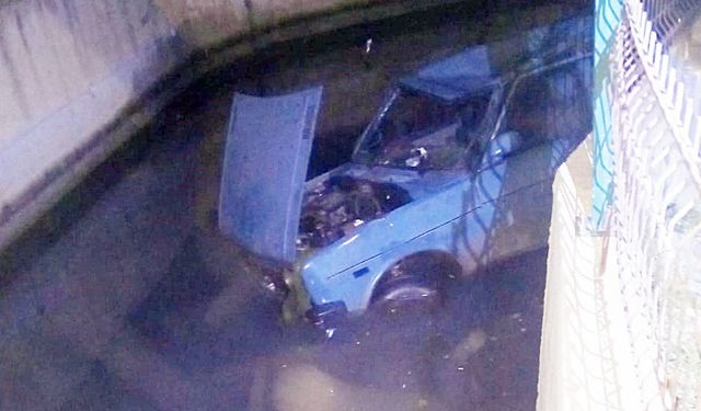 Araç sü­rü­cü­sü ka­na­la düştü; Ha­ya­tı teh­li­ke­si devam edi­yor