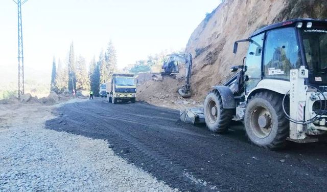 BAŞ­KAN ÇERÇİOĞLU’NUN ÖN­CÜ­LÜ­ĞÜN­DE AYDIN’IN TÜM İLÇE­LERİNDE YOL YAPIM VE YENİLEME ÇA­LIŞ­MA­LA­RI SÜ­RÜ­YOR