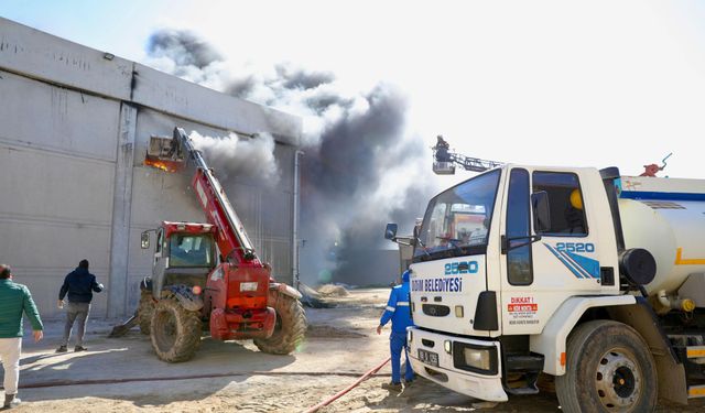 Küçük Sa­na­yi Si­te­si’nde Depo Yan­gı­nı Kor­kut­tu