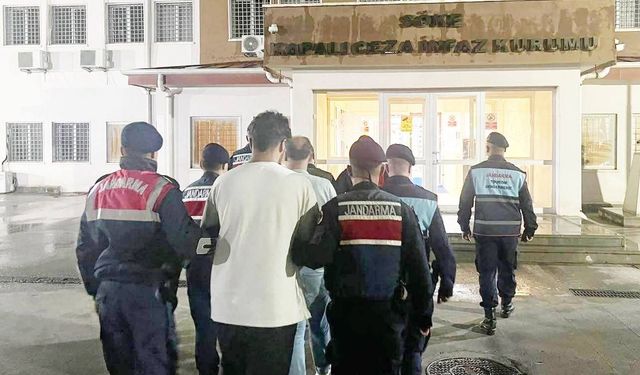 Didim’de Otel­de 14 Dü­zen­siz Göç­men Ya­ka­lan­dı:  Otel Sa­hi­bi ve Ça­lı­şa­nı Tu­tuk­lan­dı