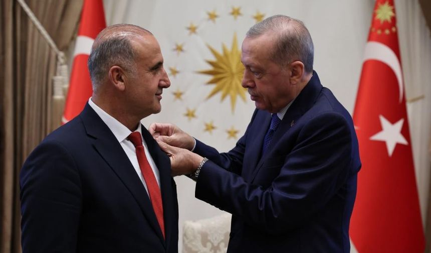 Rozetini, Cumhurbaşkanı Erdoğan taktı