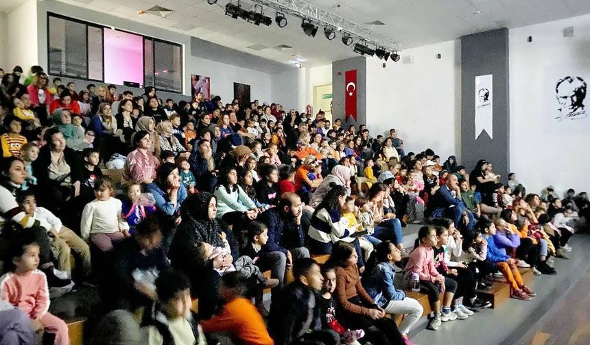 DİDİM’DE ÇO­CUK­LAR İÇİN SİNEMA GÜN­LERİ DEVAM EDİYOR