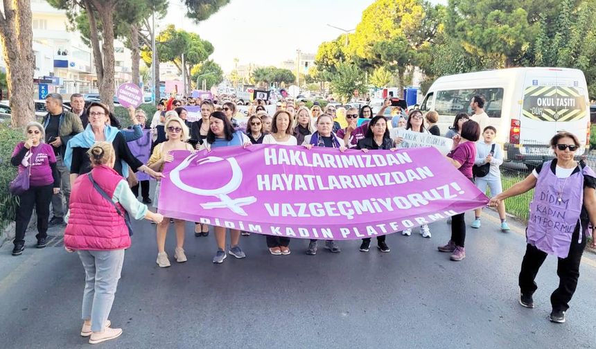 DİDİM KADIN PLAT­FOR­MU’NDAN ‘SİYAH ÇE­LENK VE TA­BUT­LU’ YÜ­RÜ­YÜŞ