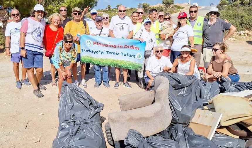 “Plogging in Didim” grubu üyelerinden sahil temizliği