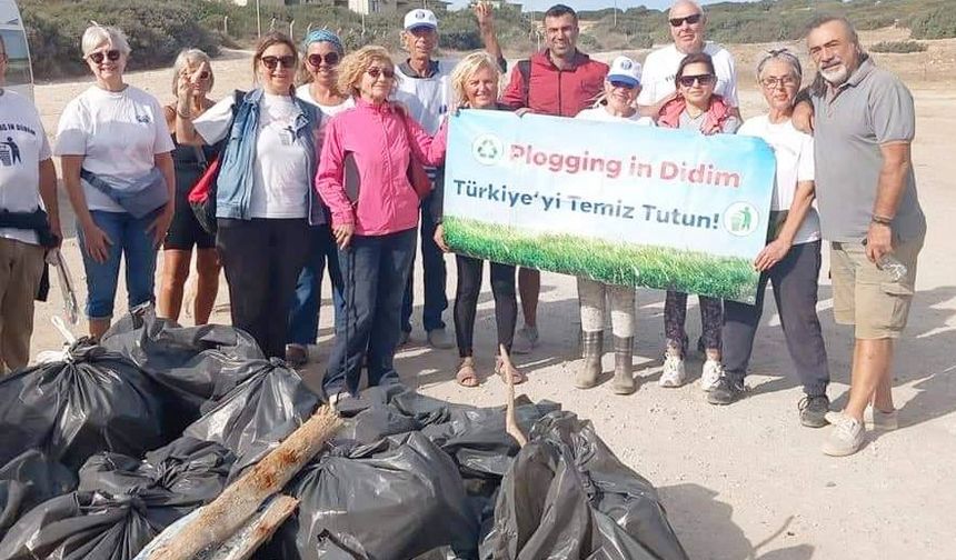 “Plogging in Didim” grubu üyelerinden sahil temizliği