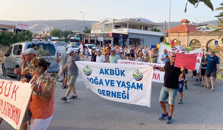 AKBÜK DE­MOK­RASİ PLAT­FOR­MU’NDAN MAAŞ ZAM­LA­RI, TORBA YASA VE SA­VAŞ­LA­RA TEPKİ
