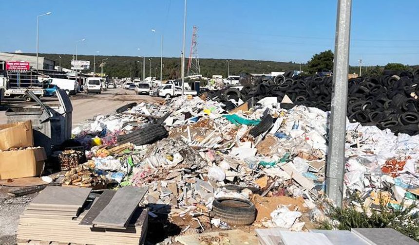 75 Yıl Sa­na­yi Si­te­si Çöp Ku­şat­ma­sı Al­tın­da: Didim’de De­ne­tim­siz­lik Do­ğa­yı Teh­dit Edi­yor