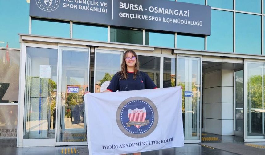Di­dim­li Yü­zü­cü Maya’dan Tür­ki­ye Fi­na­lin­de Gu­rur­lan­dı­ran Ba­şa­rı