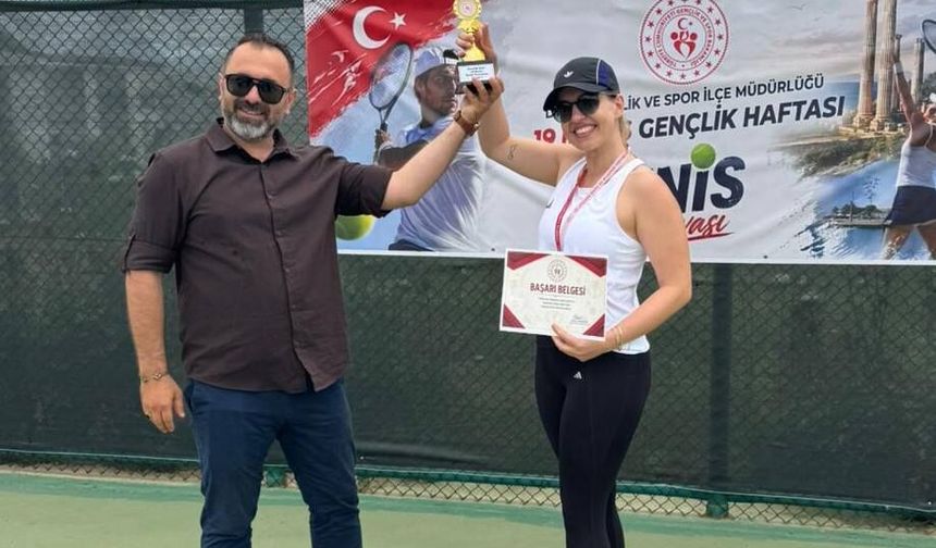 19 Mayıs Genç­lik Haf­ta­sı Tenis Tur­nu­va­sı’nda Kı­ya­sı­ya Mü­ca­de­le