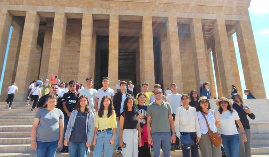 AKYENİKÖY MUH­TA­RI VERDİĞİ SÖZÜ BU YIL DA TUTTU "22 Öğ­ren­ci­yi Anıt­ka­bir’e Gö­tür­dü"