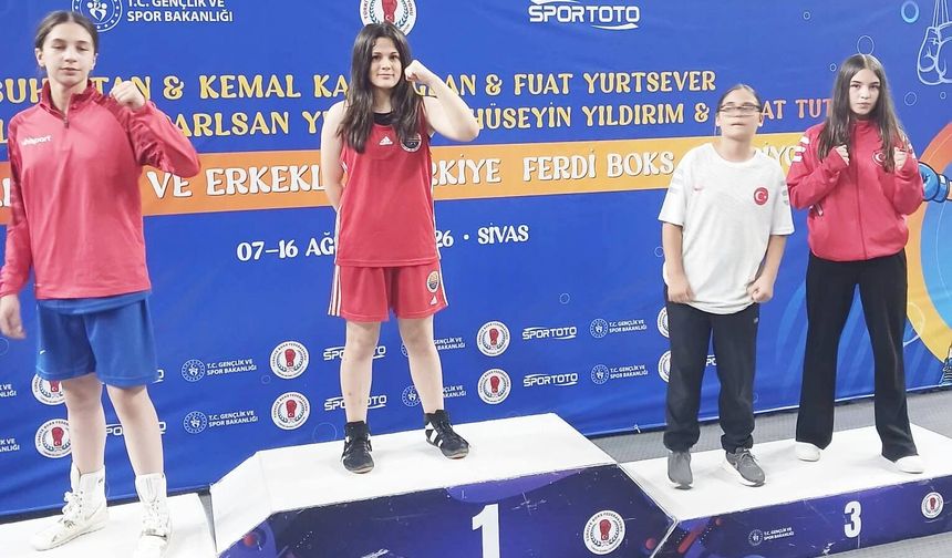 DİDİMLİ BOK­SÖR ELA­NUR AR­KA­DAŞ, TÜRKİYE ŞAMPİYONU OLDU
