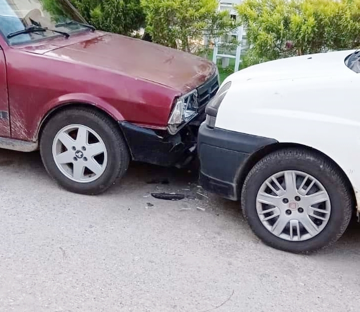 iki otomobile çarpıp kaçtıı (2)